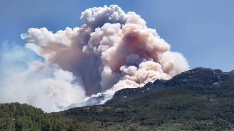 Incendio en Paüls: Una Lucha Constante y un Confinamiento Reducido