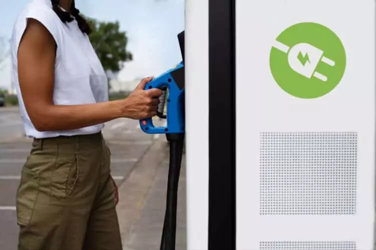 Impulso a la Movilidad Eléctrica en España: El Programa MOVES Corredores para una Red de Recarga Óptima