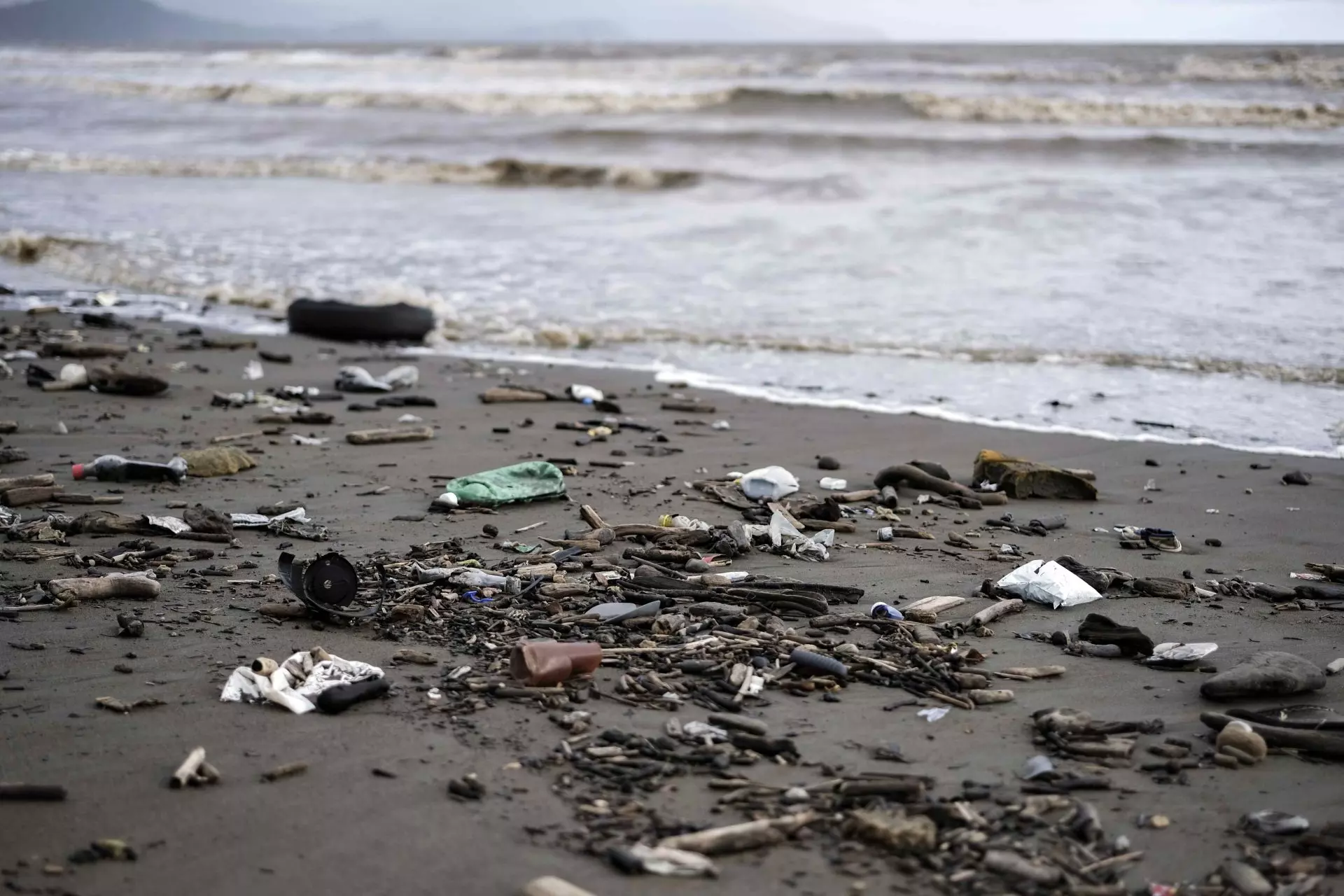 La Plaga Plástica: América Central Lidera Contaminación por Botellas en el Pacífico