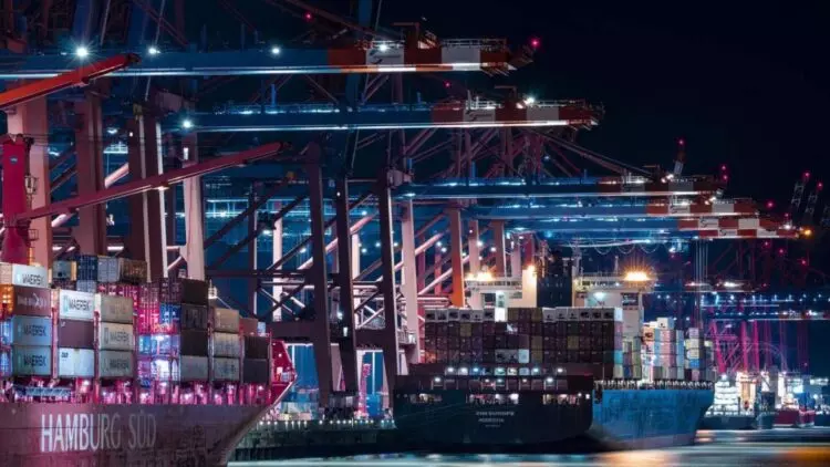 España Lidera la Descarbonización Portuaria con Estrategia de Electrificación