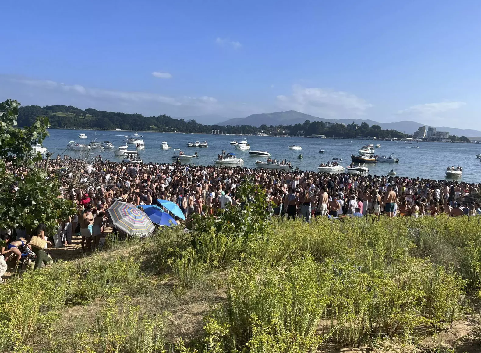 Degradación Ambiental en El Puntal: La Playa Protegida Sucumbe a las Aglomeraciones