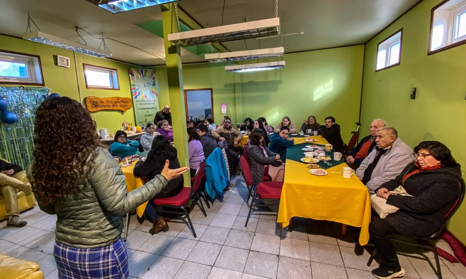 Adultos mayores participan de charla en calidad del aire y autocuidado