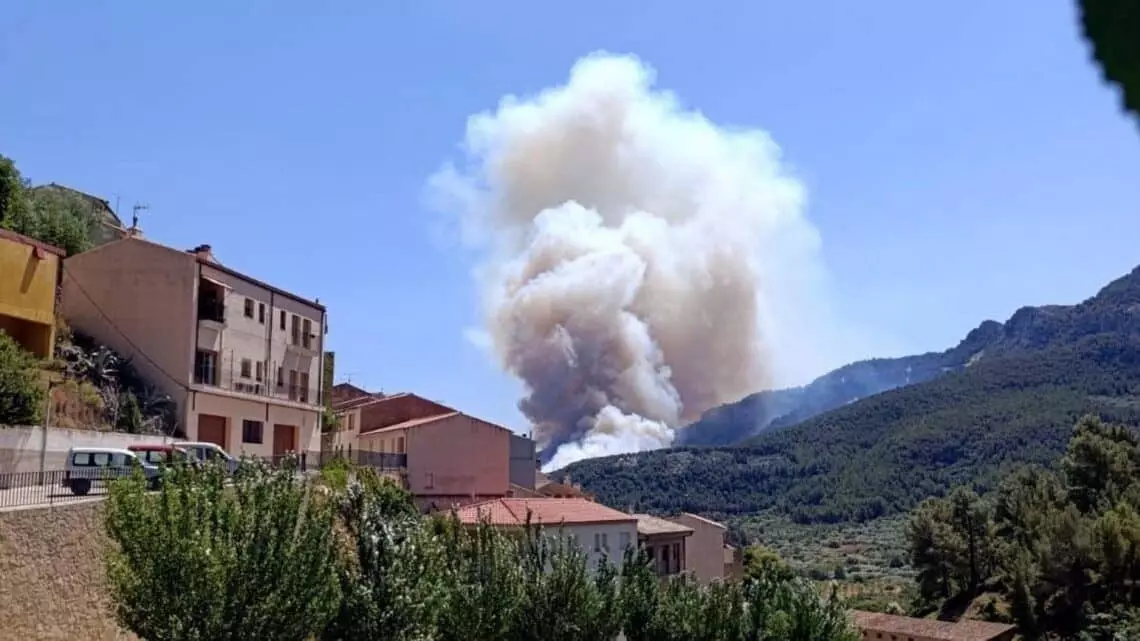 En Paüls, Tarragona, se sigue luchando contra el fuego: miles de vecinos permanecen confinados