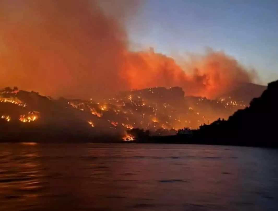 Los incendios de Creta por la ola de calor remiten: los evacuados son más de 5000
