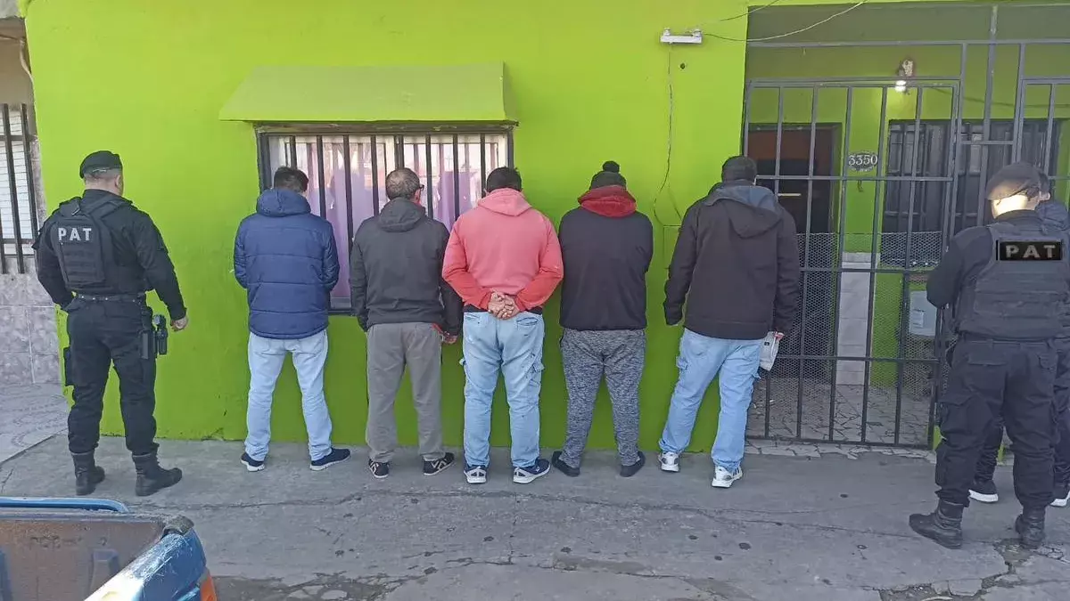 Desmantelan Red de Peleas de Gallos en Santa Fe: Operación Policial Contra el Maltrato Animal