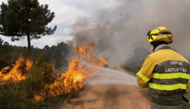 Incendios Devastadores Azotan Castilla y León, Amenazando Las Médulas y Forzando Evacuaciones