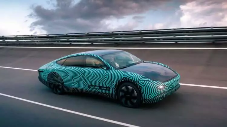 Pintura Solar Revolucionaria de Mercedes-Benz: La Innovación Alemana que Transforma Vehículos en 'Plantas'