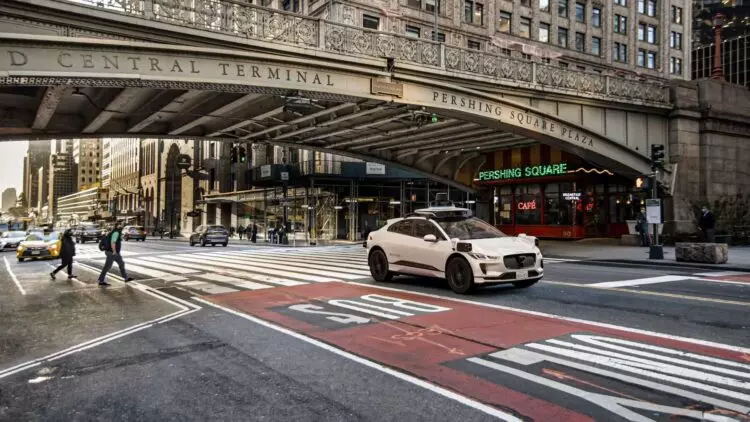 Waymo Desafía a Tesla en la Carrera por el Coche Autónomo en Nueva York