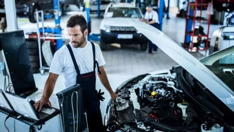 Vehículos Eléctricos vs. Combustión: ¿Cuál es el Campeón Sostenible?