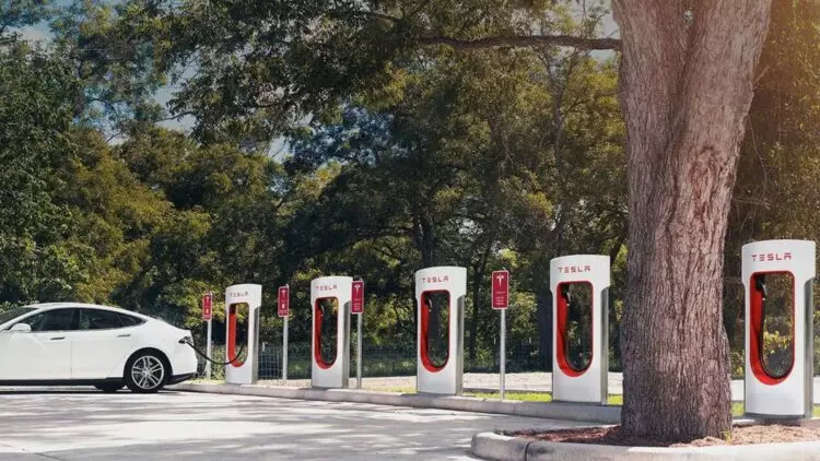 Dominio de Tesla en la Infraestructura de Carga de Vehículos Eléctricos: Un Análisis Global