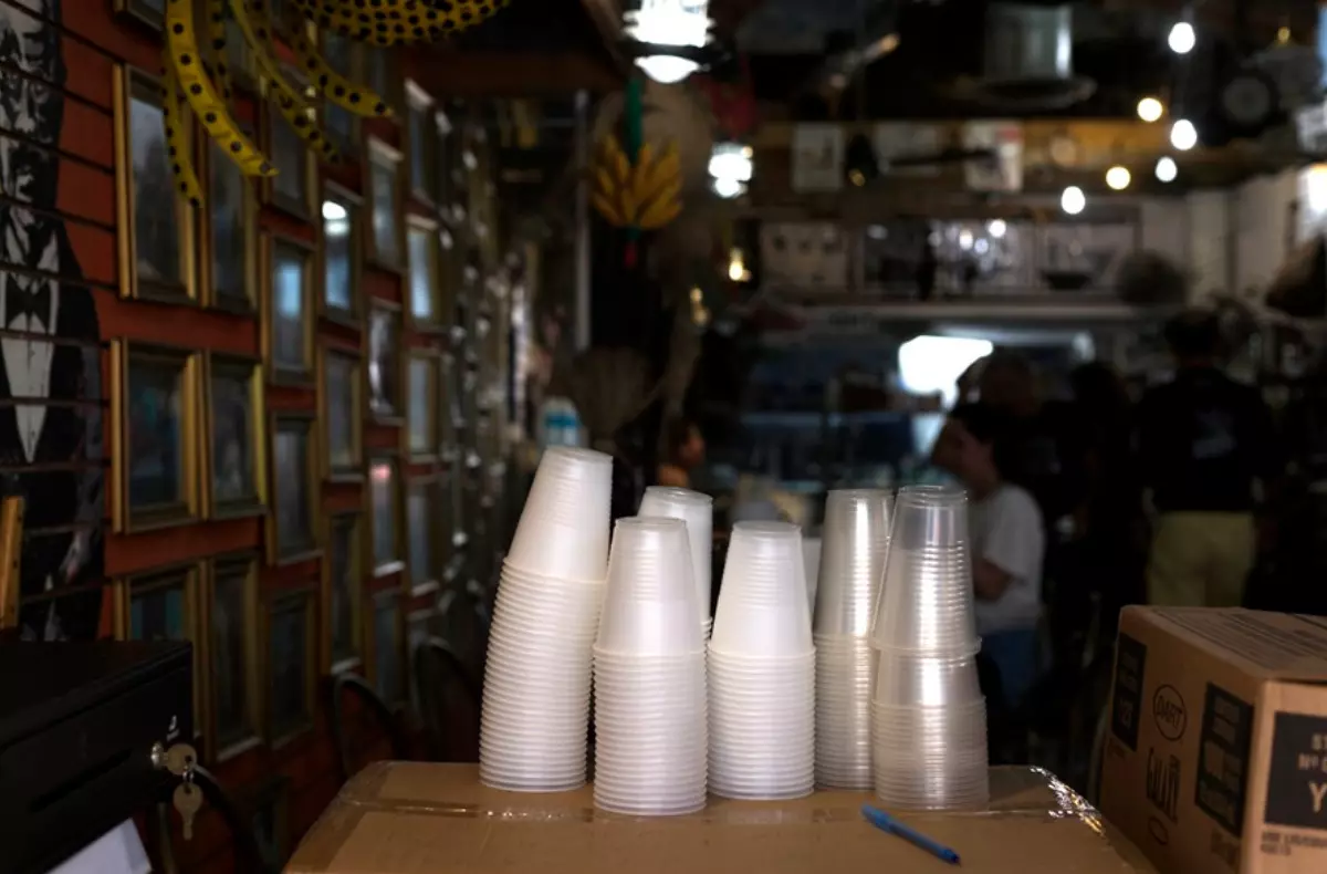 Francia retrasa la prohibición de vasos de plástico desechables hasta 2030