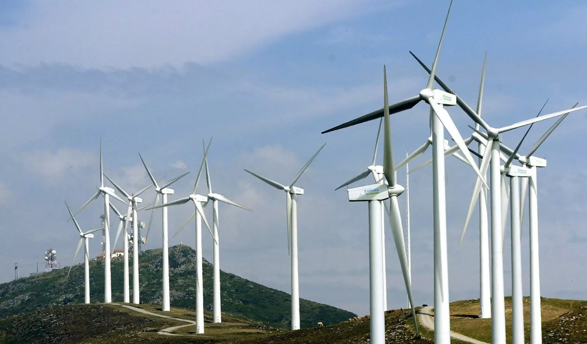 España Lidera en Renovables, Pero el Deterioro Ambiental Persiste