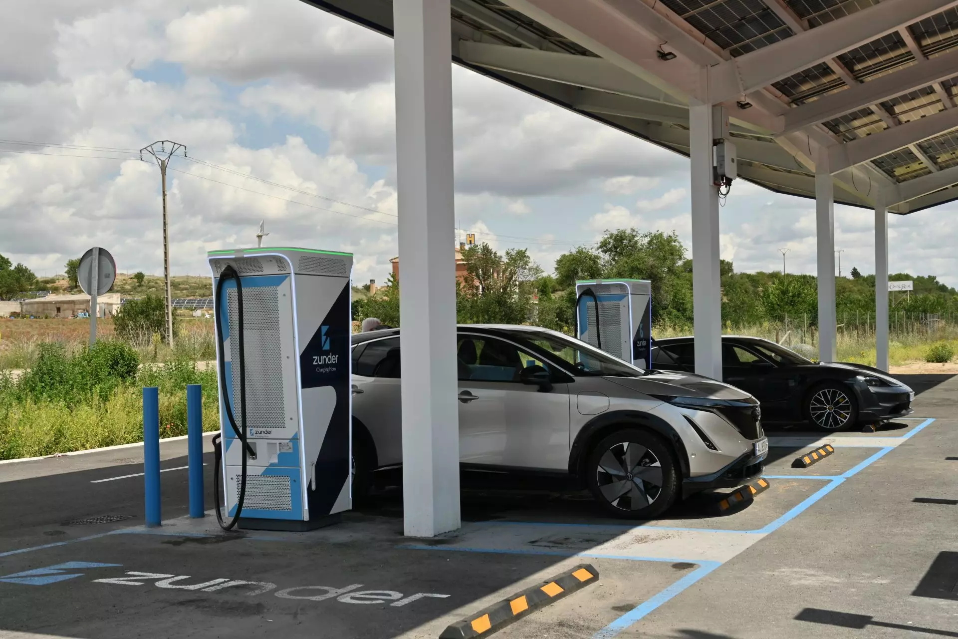 Vehículos Eléctricos Aceleran, Pero No Superan a Combustibles Fósiles en España