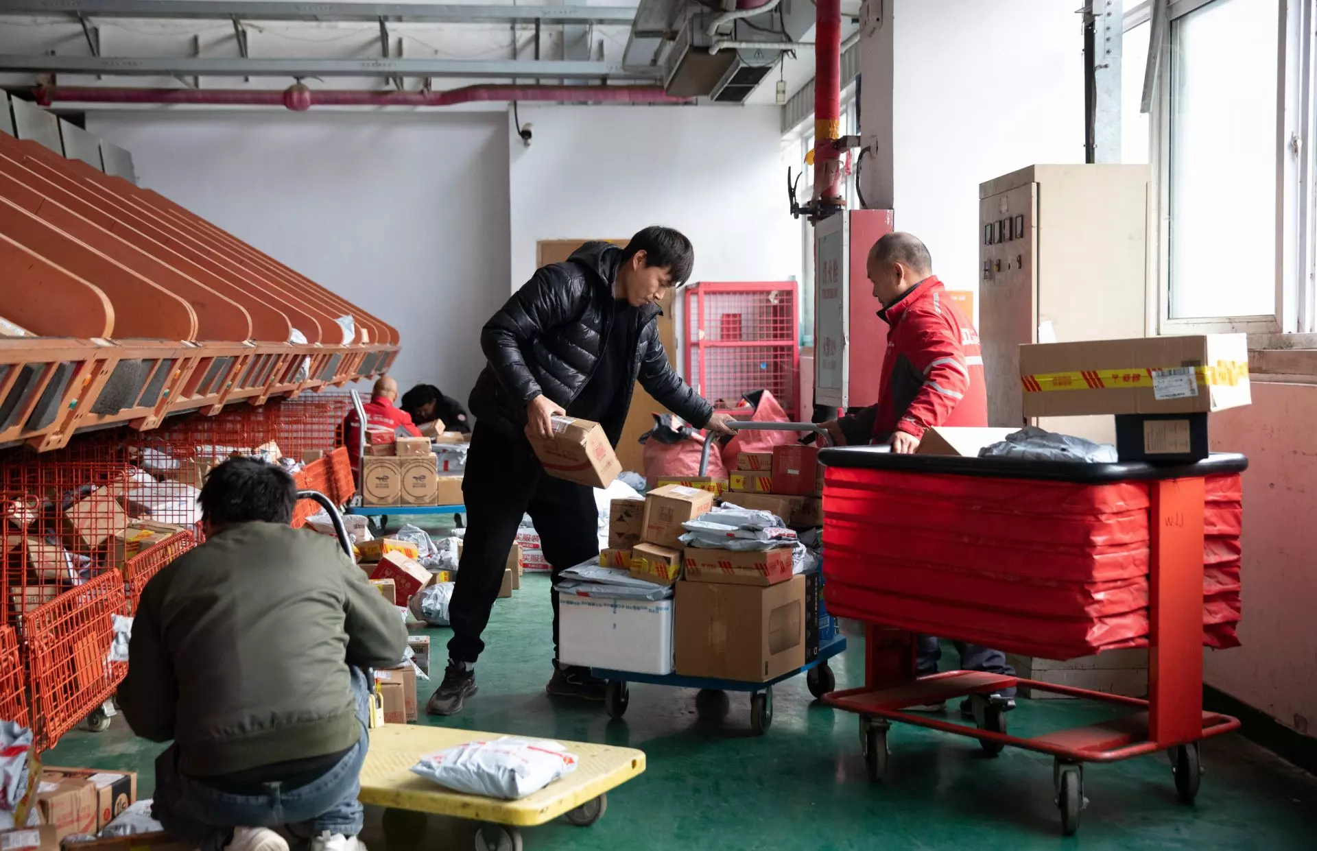 Europa Frena la Ola de Compras Baratas Chinas con Implicaciones Ambientales y Económicas