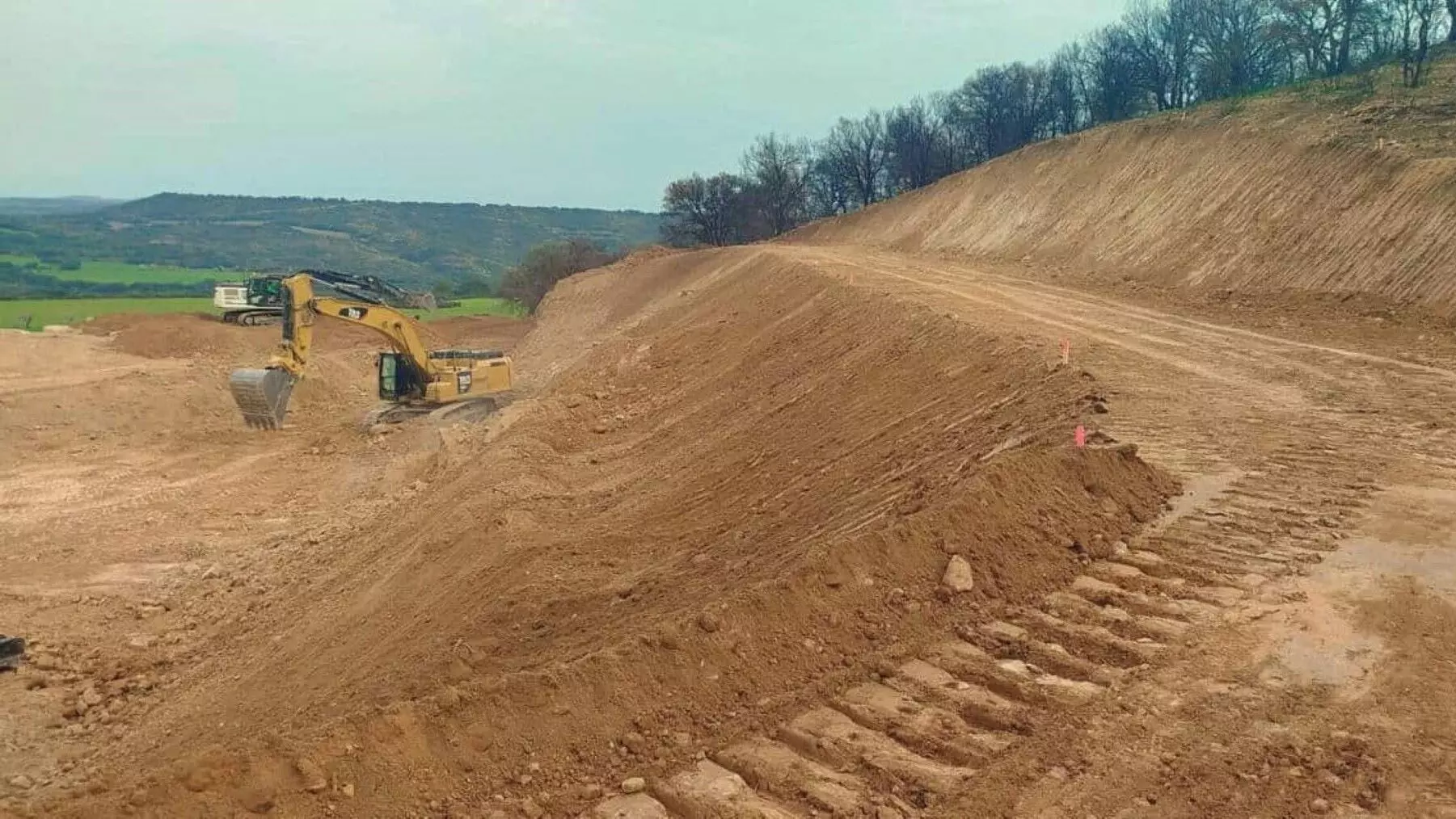 Organización Ecologistas en Acción denuncian la construcción de una granja porcina en el monte quemado de Abiego