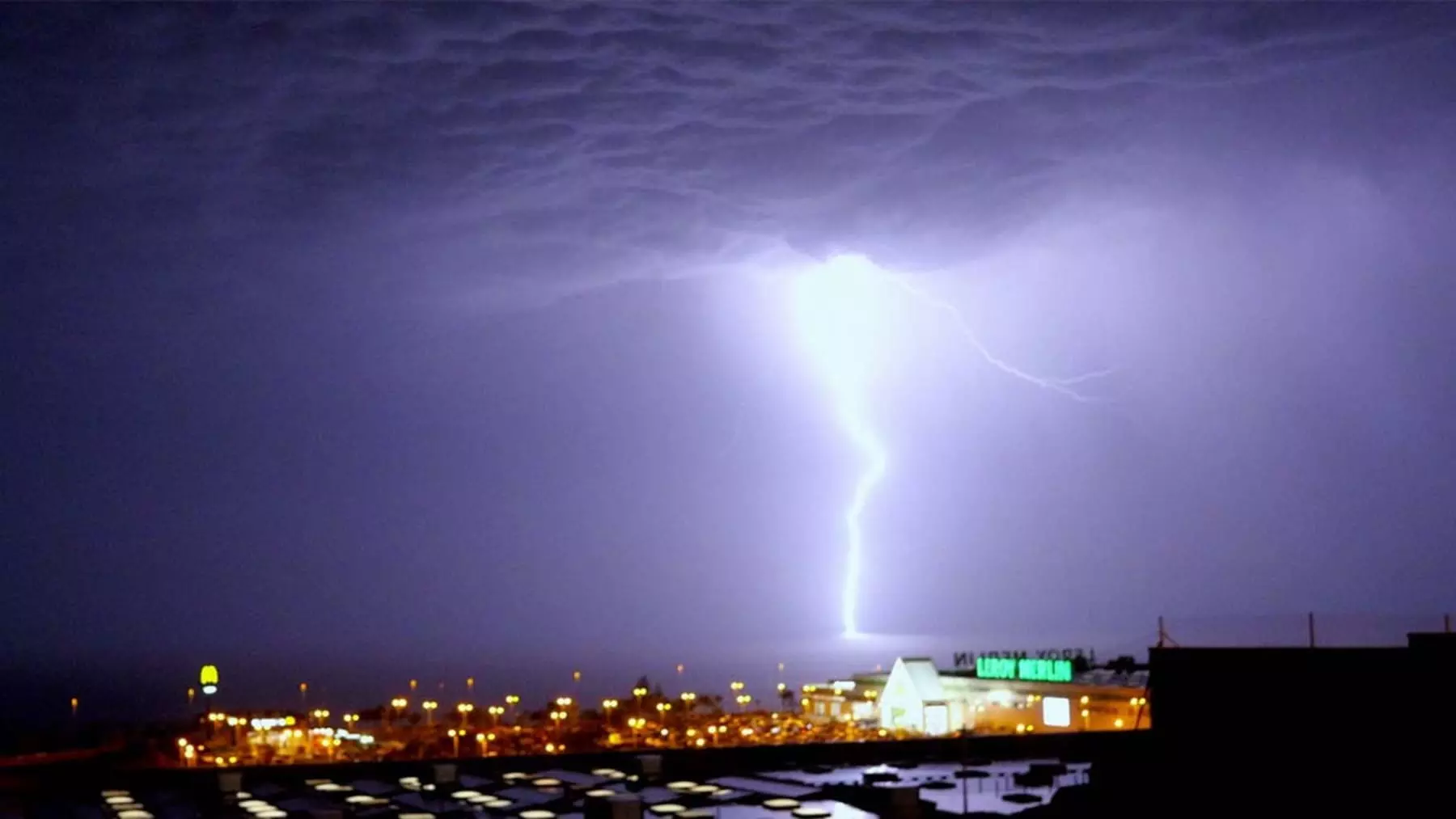 Impactos Climáticos en España: Tormentas en Canarias y Variaciones Térmicas