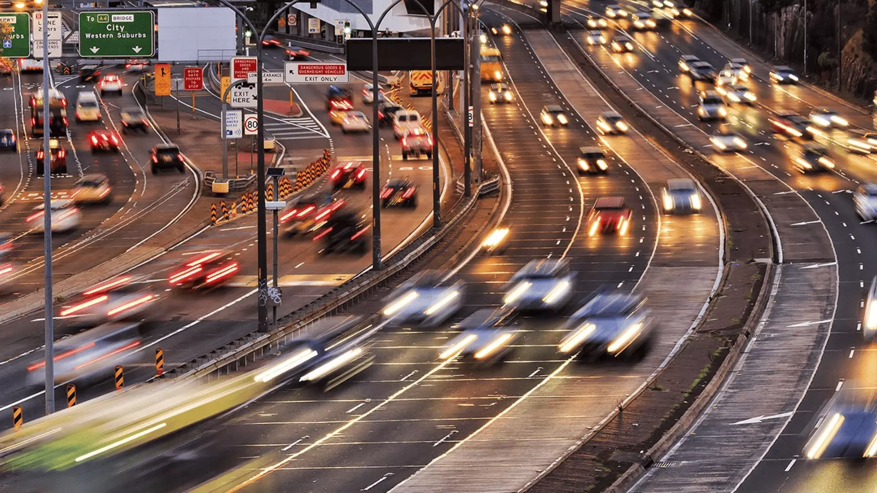 Los españoles eligen el coche a pesar de su conciencia climática, aunque el vehículo eléctrico gana terreno