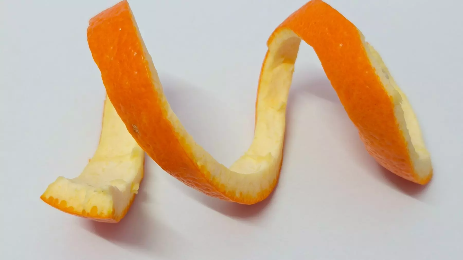 Un logro científico asombroso: las cáscaras de naranja impulsan las baterías de plomo-ácido