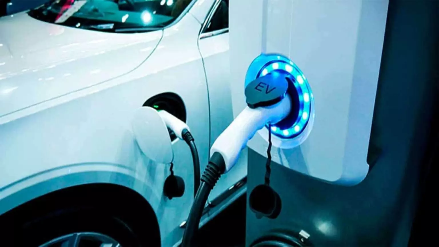 Incentivos fiscales para vehículos eléctricos en España en 2026: Ahorra hasta 3.000€ en tu declaración