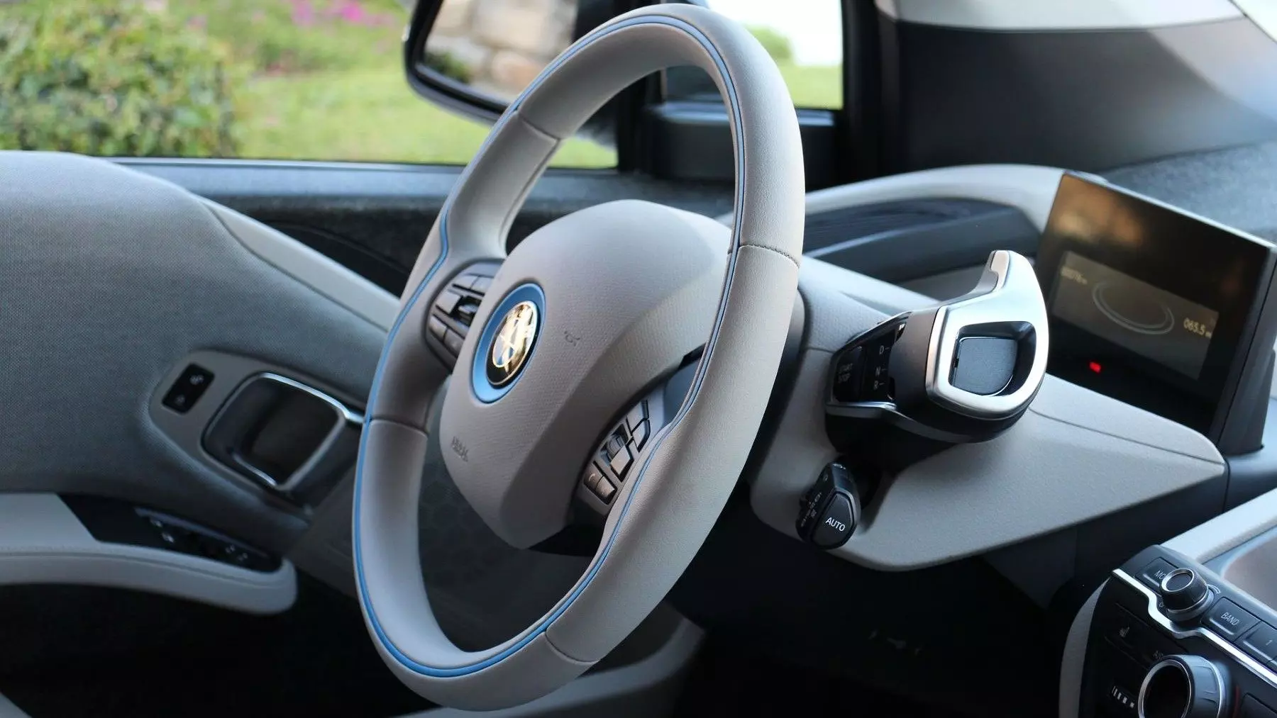 Uno de cada diez conductores se arrepiente de comprar coches eléctricos por problemas de carga y autonomía