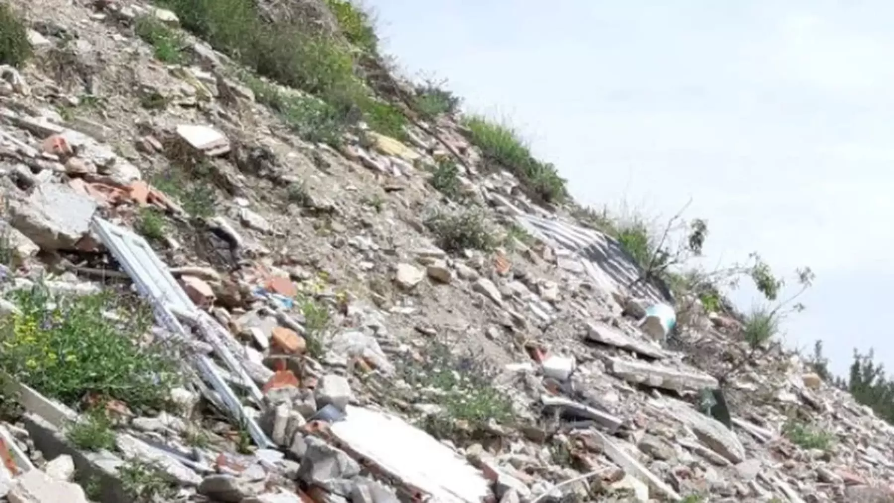 La Junta de Andalucía Sella Vertedero Ilegal en Albox Impulsada por la Unión Europea y Restaura el Entorno