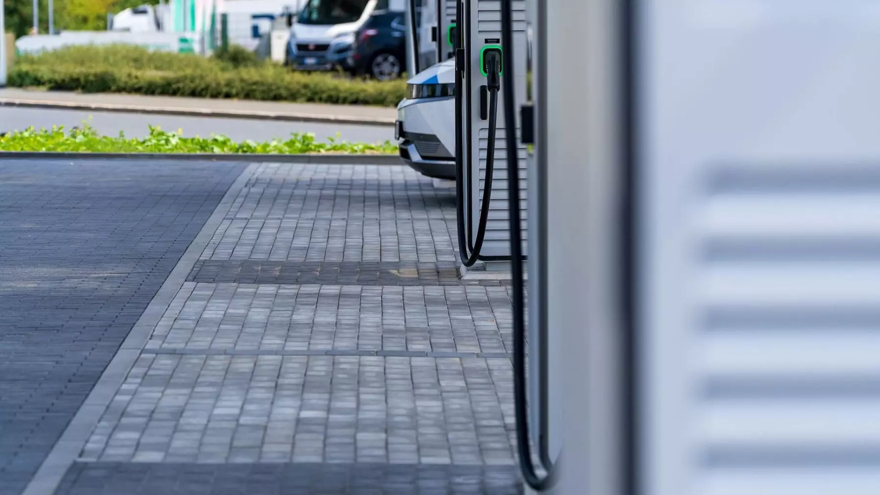 España Incumple Objetivos Europeos de Electromovilidad Pese a Impulso en Puntos de Recarga